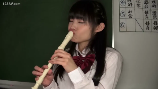 投入 · 校服 · 教室 · 脸部 · 站姿 · 黑板 · 竖笛 · 吹奏竖笛