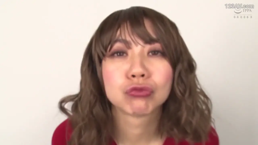 脸部特写 · 白色背景 · 正面 · 可爱 · 嘟嘴 · 红色上衣 · 单人肖像