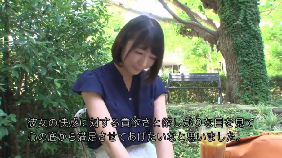 座り姿勢 · 半身 · 户外花园 · 蓝色短袖衬衫