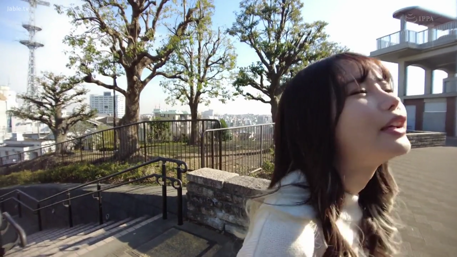 脸部特写 · 闭眼 · 仰头 · 散步 · 白色毛衣 · 户外公园 · 日光