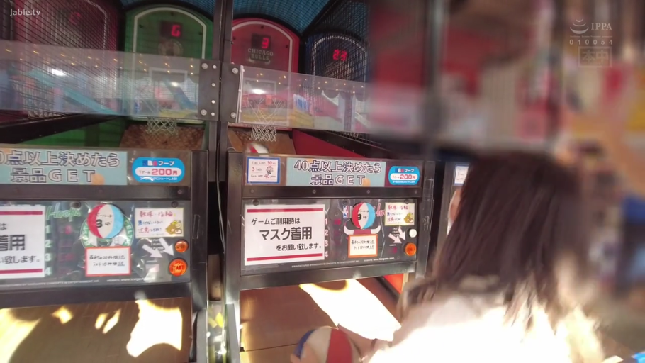 白色上衣 · 远景 · 游戏厅