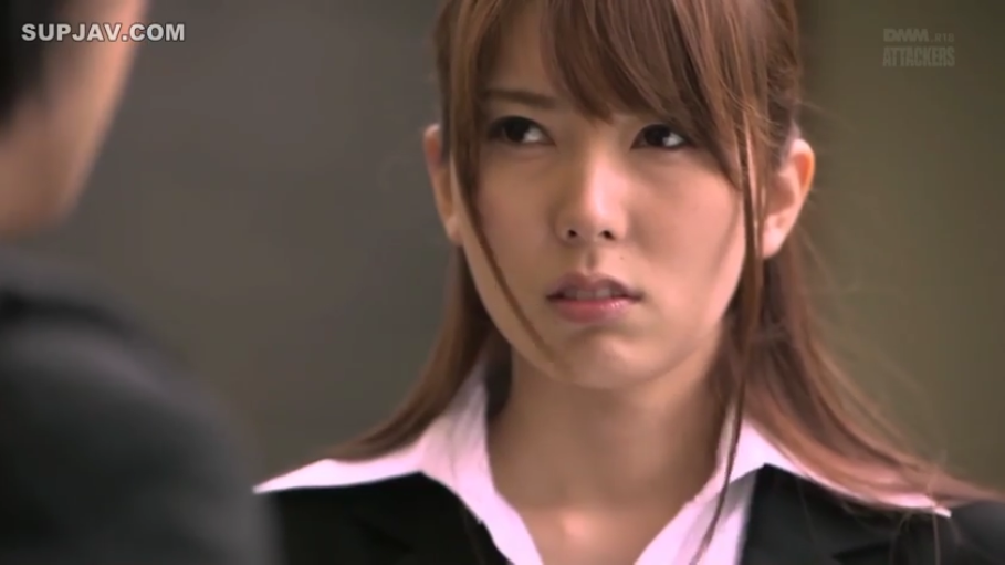 室内 · 严肃 · 脸部特写 · 站立 · 职业装 · 对视 · 亚洲女性