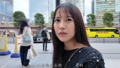 嚴肅 · 臉部特寫 · 站立 · 黑色毛衣 · 素人 · 采访 · 包包 · 街头