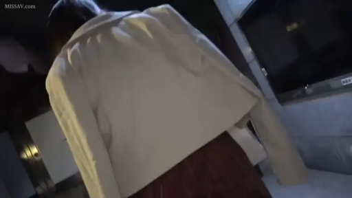 室內 · 白色外套