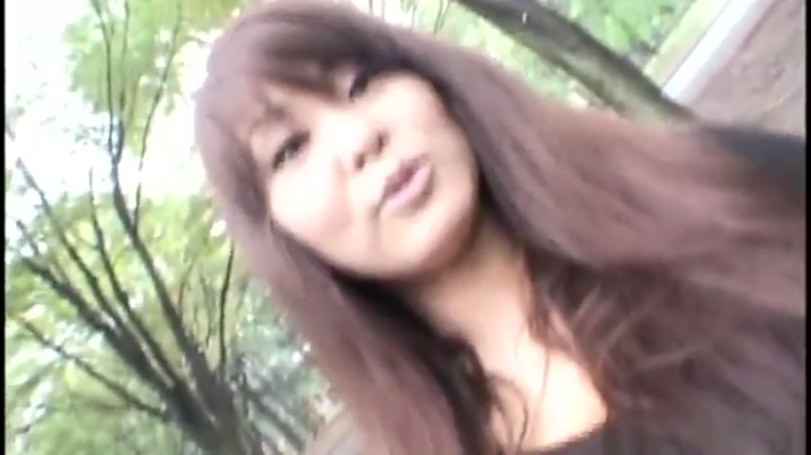 面部特写 · 户外 · 长发 · 说话 · 黑色上衣 · 正对镜头 · 嘟嘴