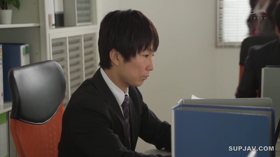 坐姿 · 面部 · 诱惑 · 裸露 · 吮吸手指 · 传统室内