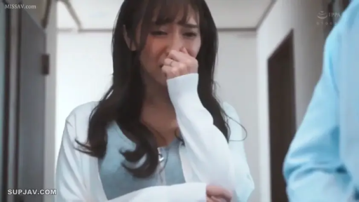 室内 · 面部 · 站立 · 白色开衫