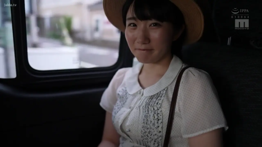 坐姿 · 上半身 · 注视镜头 · 清纯风格 · 单肩包 · 巴士车内 · 白色碎花衬衫 · 含蓄微笑