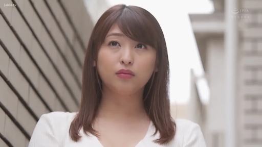 脸部特写 · 站立 · 平静 · 白色上衣 · 清纯 · 户外 · 仰望