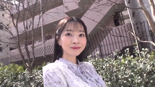 面对镜头 · 半身特写 · 甜美微笑 · 正面站立 · 浅紫色碎花蕾丝裙 · 户外建筑背景 · 街道树木