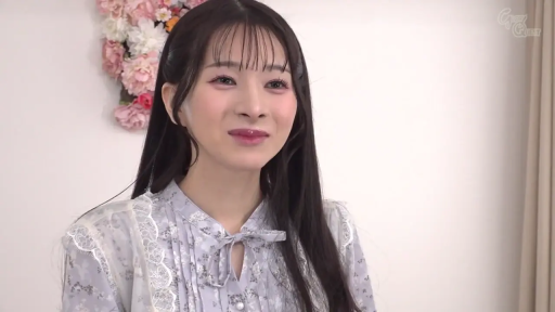 室内 · 面对镜头 · 面部特写 · 正面 · 甜美微笑 · 长直发 · 碎花雪纺衫 · 背景花饰