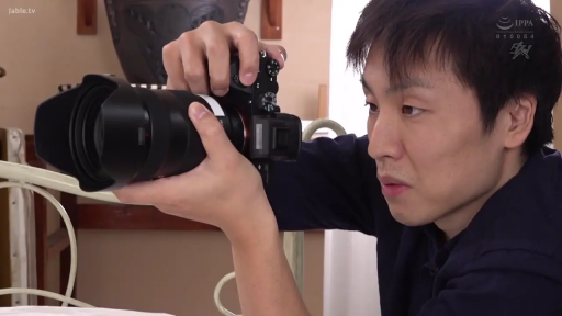 室内 · 顔 · 集中 · 撮影 · 男性 · 单反相机 · 深蓝色衬衫 · 持机站立