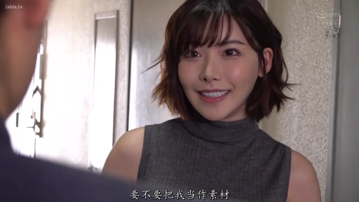 面部 · 站立 · 字幕 · 微笑 · 対話 · 走廊 · 灰色高领无袖衫