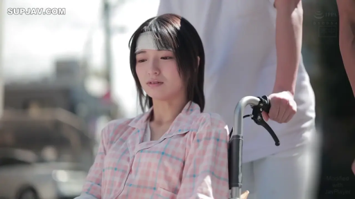 坐姿 · 面部特写 · 户外 · 绷带 · 剧情设定 · 哀伤表情 · 粉色格子病服 · 坐轮椅行为