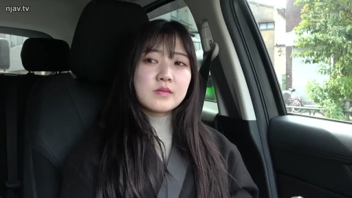 坐姿 · 忧郁 · 半身特写 · 凝视 · 车内 · 长发 · 安全带 · 黑色外套