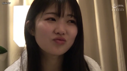 座り姿勢 · 顔部のクローズアップ · 交流 · 酒店 · 窗帘 · 浴袍 · 采访 · 嘟嘴