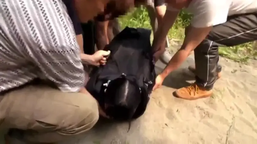 中景 · 捆绑 · 户外 · 休闲服 · 模糊 · 蜷缩 · 黑色布袋