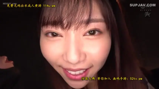 Indoor · Bend over · Close-up of the face · Smile · Eye contact · 长发 · 黑色上衣