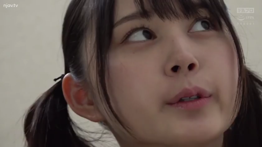 平静 · 半身 · 衬衫 · 户外 · 举手 · 脱衣 · 泳装 · 海边