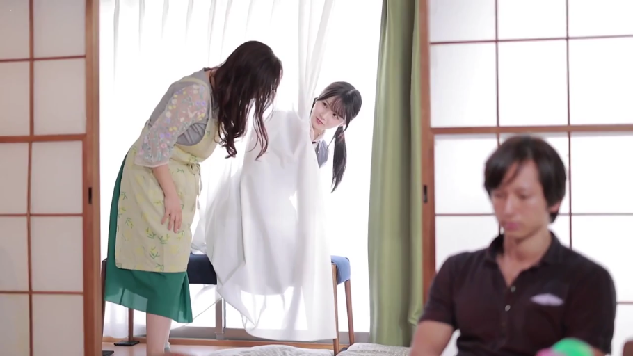 站立 · 全景 · 平静 · 多人 · 窗帘 · 围裙 · 窥视 · 日式房间