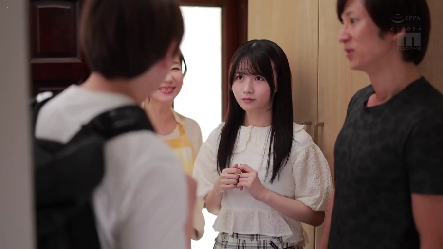 会話 · 站立 · 拘谨 · 背包 · 室内玄关 · 白色褶边上衣