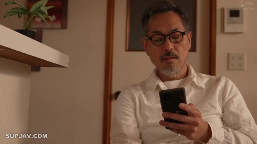 室內 · 坐姿 · 嚴肅 · 中景 · 白色襯衫 · 看手機 · 手机 · 中年男性