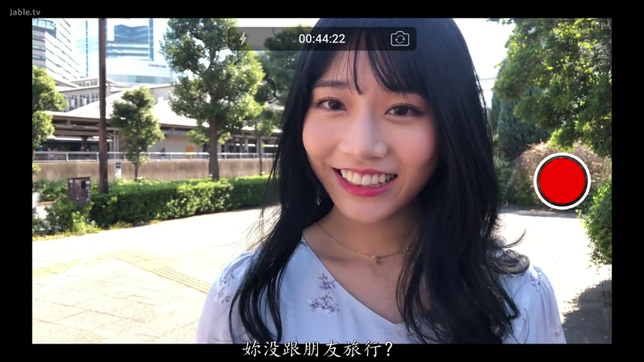 Close-up of the face · Standing Posture · Pleasant · 户外公园 · 黑长直 · 对镜微笑 · 印花连衣裙 · 录像界面UI