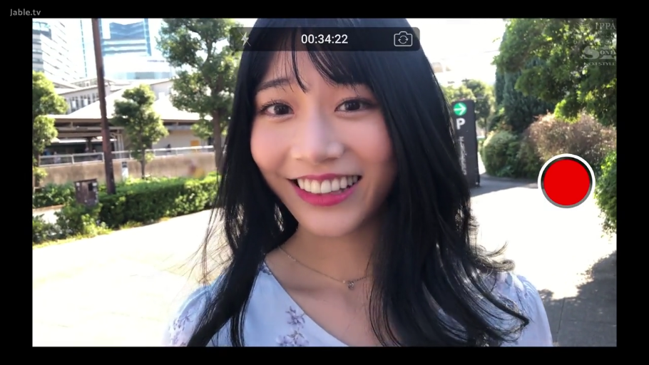 站立 · 微笑 · 面部特写 · 对视 · 户外 · 碎花裙