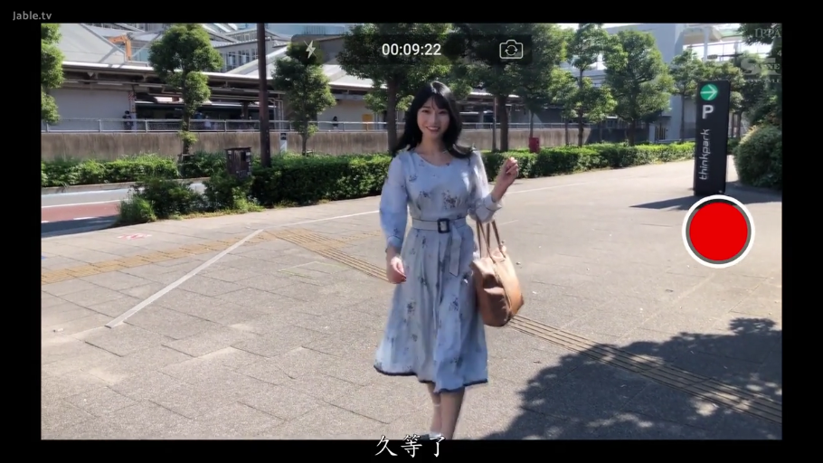 Whole body · Smile · Handbag · 行走 · Outdoor · Floral print dress · 第一人称 · 走向镜头