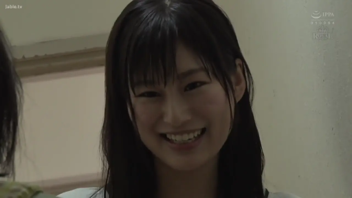 室內 · 臉部特寫 · 白色上衣 · 正面