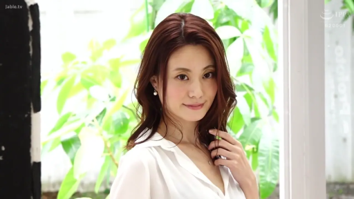 微笑 · 白色衬衫 · 面部特写 · 熟女 · 室内背景 · 侧身站立 · 拨弄头发