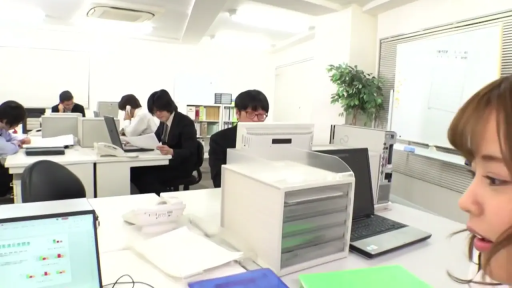 交谈 · 俯身 · 专注 · 办公室 · 白衬衫 · 电脑 · 职场 · 侧脸