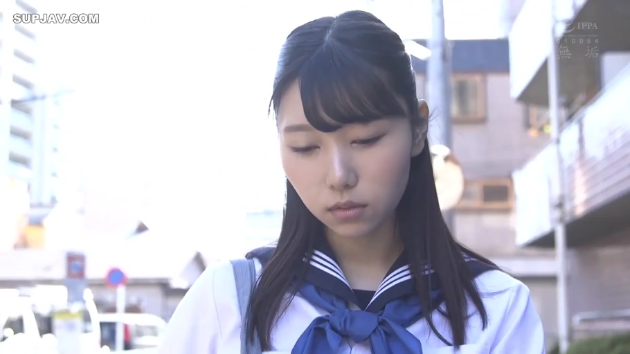 面部 · 忧郁 · 站立 · 清纯 · 水手服 · 低头沉思 · 室外街道