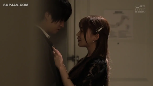 半身 · 调情 · 男女互动 · 黑色蕾丝裙 · 门口 · 发夹 · 对立站姿 · 含情脉脉