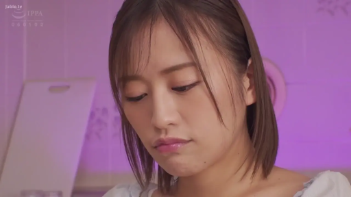 室内 · 脸部特写 · 浅色上衣