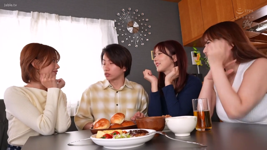 室内 · 中景 · 吊灯 · 摆拍 · 微笑 · 网袜 · 坐姿开腿