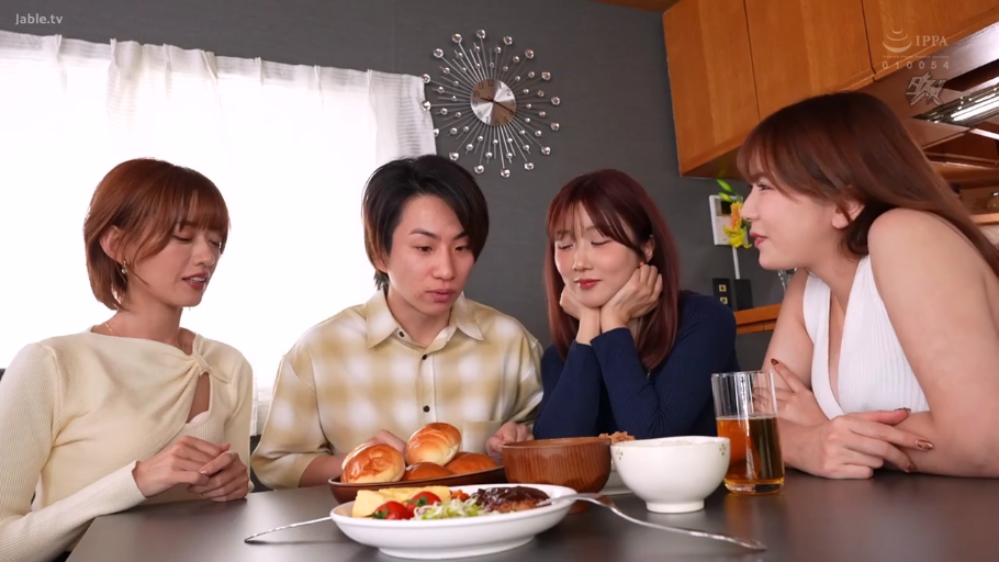 室内 · 全身 · 全裸 · 性行为 · 张口 · 润滑油 · 局部打码 · 仰卧位