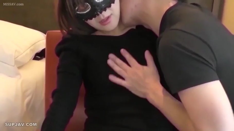 酒店卧室 · 黑色长袖上衣