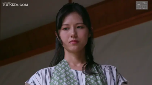 室内 · 严肃 · 脸部特写 · 站姿 · 休闲装 · 注视 · 亚洲女性