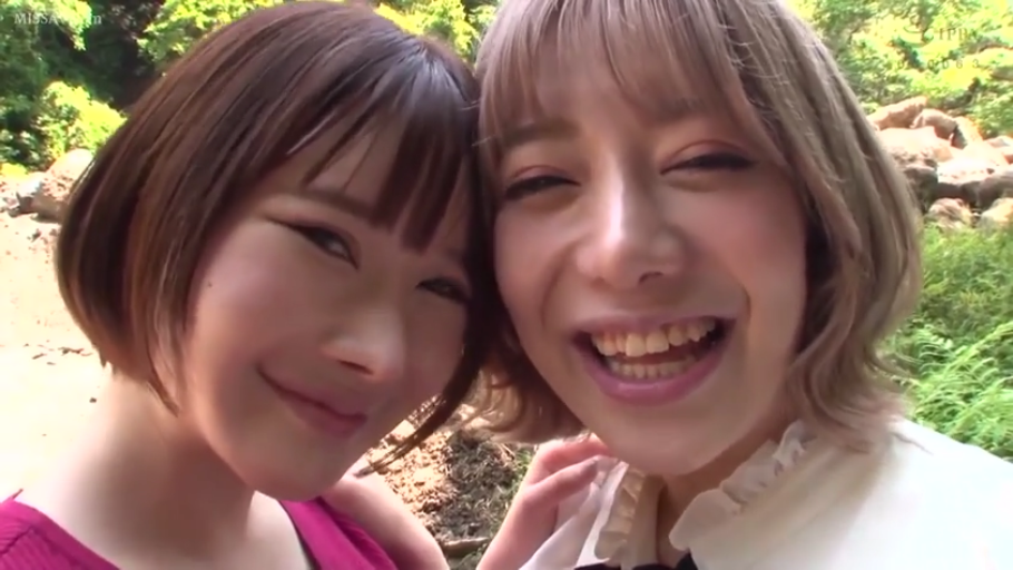 脸部特写 · 户外 · 休闲服 · 头靠头