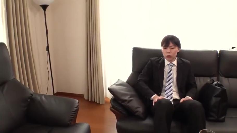 坐姿 · 严肃 · 沙发 · 客厅 · 西装 · 男性 · 坐着