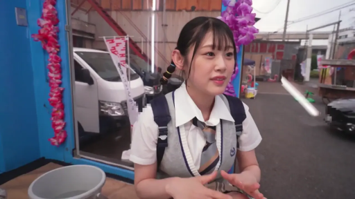 会話 · 制服 · 中景 · 站姿 · 微笑 · 屋外 · 日系 · 背包