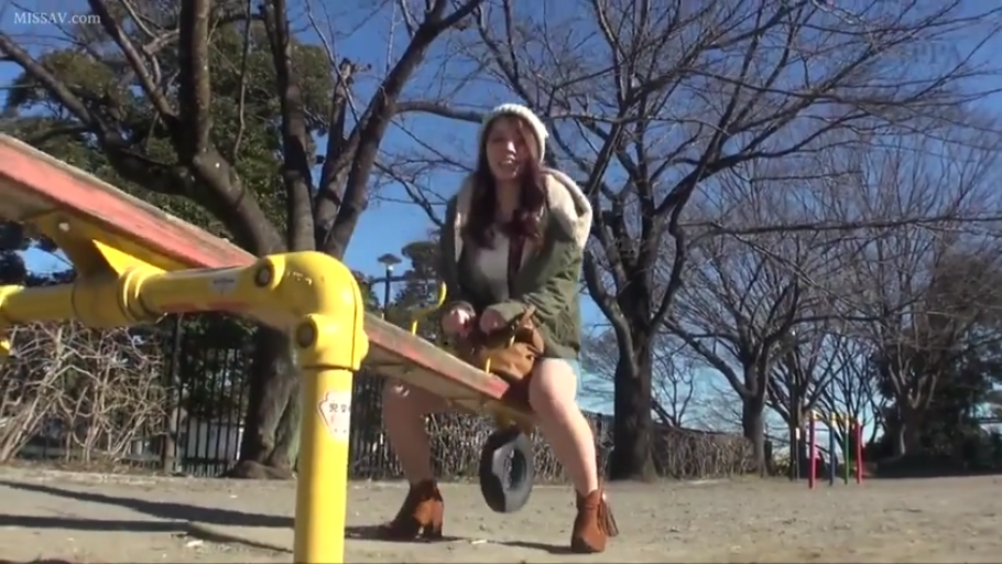 全身 · 微笑 · 跨坐 · 公园 · 外套 · 白天 · 玩耍 · 翘翘板