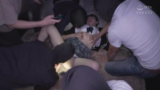 室内 · 仰臥 · 多人 · 苦痛 · JK制服 · 腹部 · 面罩 · 輪姦