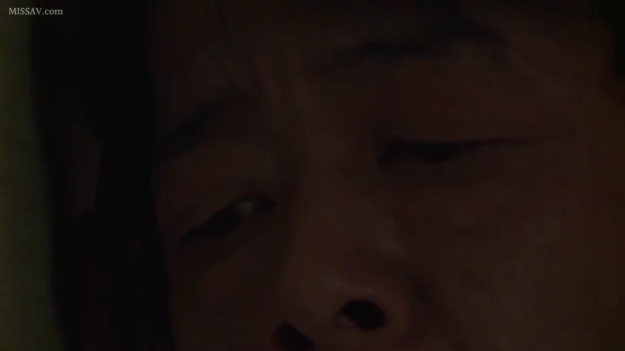 室内 · 脸部特写 · 迷离 · 凝视 · 躺卧 · 熟男