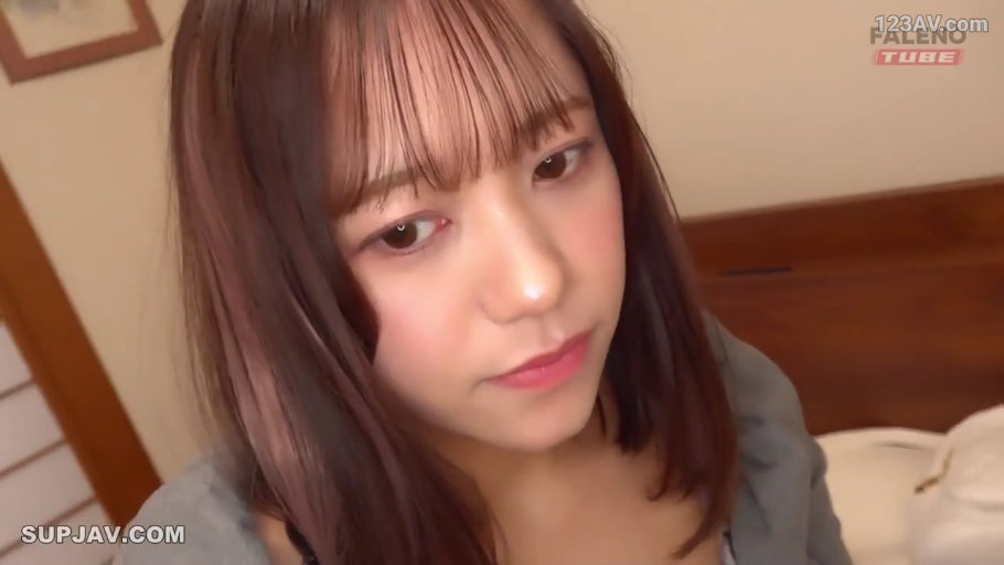 坐姿 · 低头 · 卧室 · 枕头 · 居家 · 粉色背心 · 忧伤 · 中特写