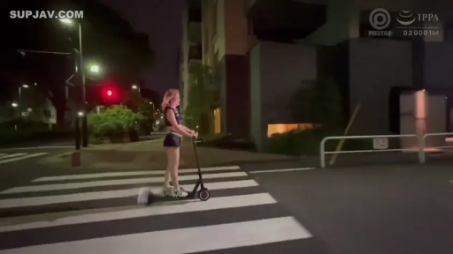 室内 · 站立 · 面部特写 · 短发 · 看向镜头 · 喜悦 · 紫色无袖衬衫
