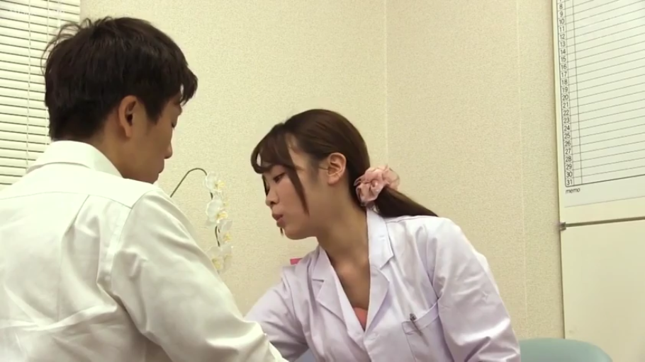 白大褂 · 俯身 · 专注 · 角色扮演 · 中景 · 交流 · 诊室 · 挂历