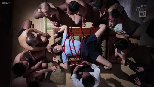 捆绑 · 学生制服 · 木桌 · 绳模 · 痛苦 · 榻榻米房间 · 俯拍全景 · 被绑仰卧