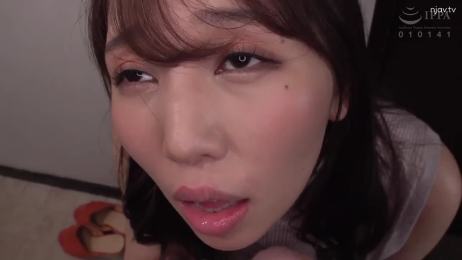 室内 · 俯身 · 脸部特写 · 无袖上衣